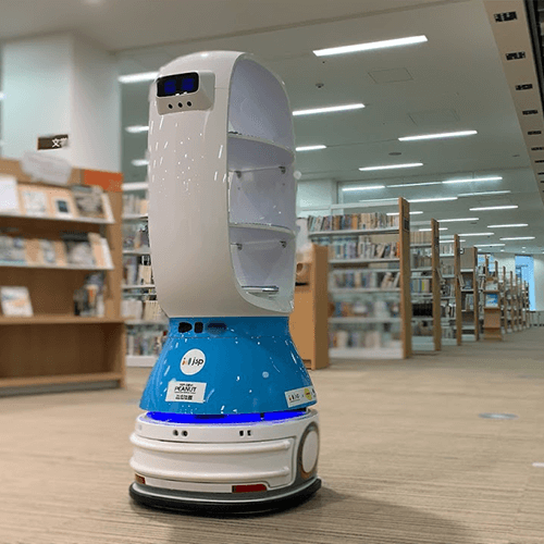 図書館で活躍する配膳ロボットの事例
